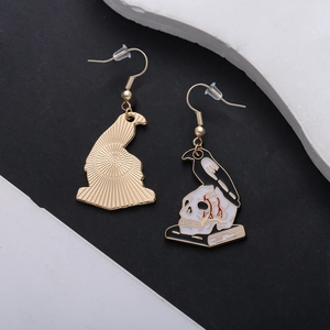 Gothic-Ohrringe mit Totenkopf und schwarzem Vogel sowie goldener Rückseite
