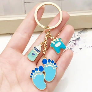 Porte-clés Mignon en Émail Biberon Vêtements Empreinte de Pied Or Alliage de Zinc Pendentif de Sac Cadeau de Célébration