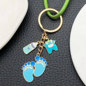 Porte-clés doré mignon avec charms biberon et empreintes de pieds pour sacs et bijoux