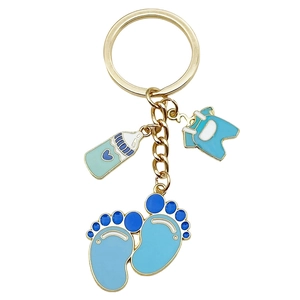 Porte-clés avec charms biberon et empreintes de bébé en émail bleu et rose