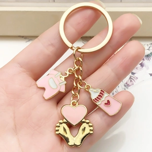 Porte-clés Cadeau de Baby Shower Mignon Émail Rose Bleu Biberon Vêtements Empreintes Pendentif en Alliage de Zinc Ornement de Sac