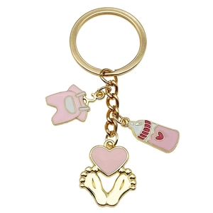 Porte-clés bébé en émail rose avec biberon et vêtements sur une chaîne en métal doré
