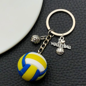 Detailansicht Volleyball Schlüsselanhänger mit Gravur auf schwarzem Lederhintergrund