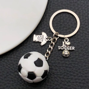 Vue macro d'un porte-clés football avec pendentif maillot sur cuir noir texturé