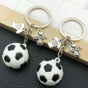 Porte-clés de football créatif avec ballon noir et blanc et breloques argentées