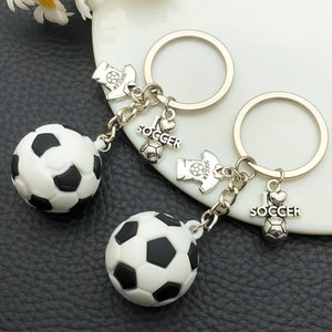 Porte-clés de football avec ballon 3D en PVC et breloque de maillot argenté pour sacs