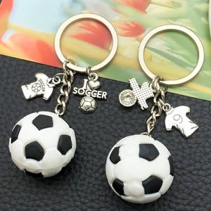 Porte-clés de football 3D avec mini maillot et breloque cœur sur fond en cuir noir élégant
