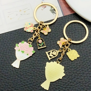 Porte-clés bouquet rose et breloque Mama avec placage doré et détails en émail coloré