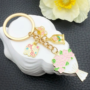 Porte-clés doré avec bouquet de fleurs en émail rose et pendentif gravé Mama