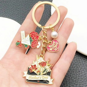 Porte-clés Fête Des Mères Alliage De Zinc Émail Oeillet Rose Cœur Pendentif Avec Fausse Künstliche Perle Cadeau Pour Maman