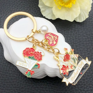 Porte-clés Fête des Mères doré avec cœur rouge, fleurs d'œillets et perle blanche