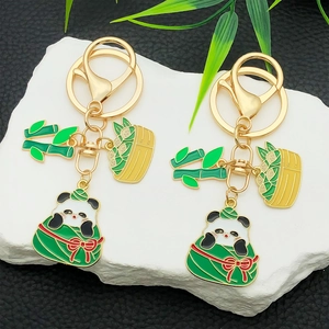 Niedlicher Panda Zongzi Schlüsselanhänger mit Bambus auf goldenem Metall für Drachenbootfest
