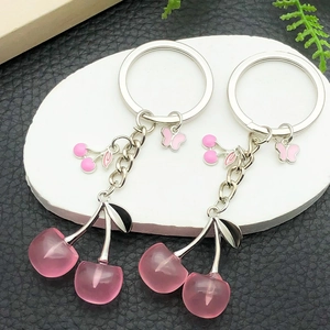 Detailansicht rosa Kirsch-Schlüsselanhänger mit Schmetterlingen auf Display