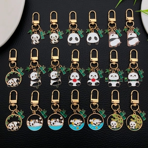 Simpatici portachiavi a forma di panda in 20 pose con clip in metallo dorato per borse