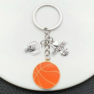 Vue détaillée du porte-clés basketball avec ballon en émail orange et breloques de panier