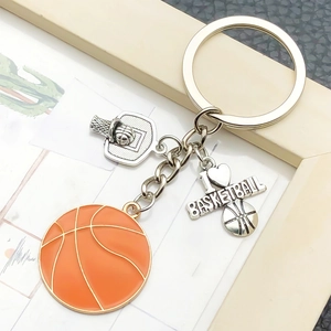 Détail d'un porte-clés basketball avec ballon orange, panier et pendentif gravé