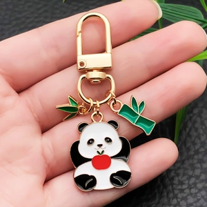 Dettaglio del portachiavi panda con foglie di bambù in finitura dorata e smalto