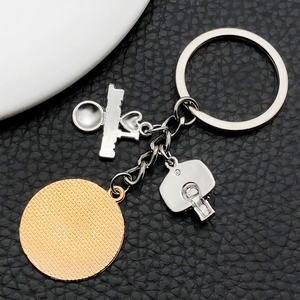 Porte-clés basketball créatif avec pendentif fusil cœur et disque doré texturé