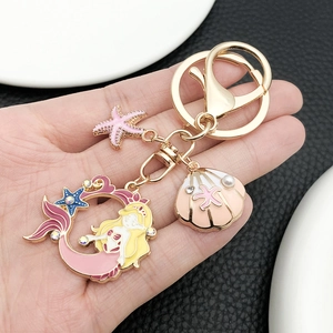Porte-clés sirène rose avec paillettes, étoile de mer et coquillage perlé sur doré