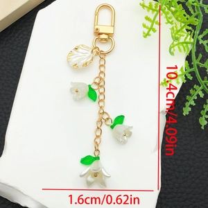 Eleganter Maiglöckchen-Schlüsselanhänger mit weißen Harzblüten und vergoldeter Kette