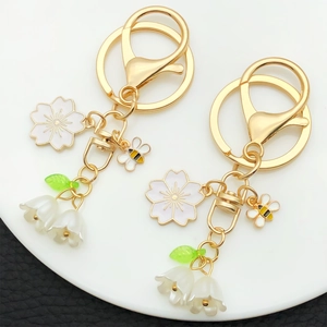 Porte-clés en Alliage de Zinc Pastoral Avec Pendentif Fleur de Cerisier Muguet Abeille Accessoires de Sac Émaillés pour Femmes Cadeau