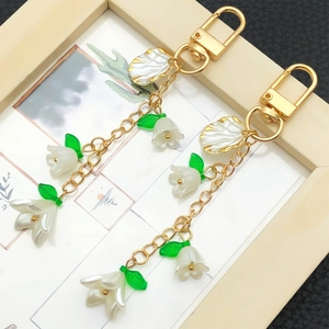 Koreanischer Luxus Weißer Acryl Maiglöckchen Schlüsselanhänger Goldlegierung U-Schnalle Kreativer Tasche Anhänger