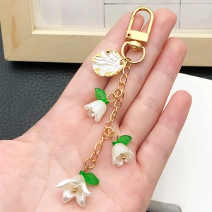 Eleganter Maiglöckchen Schlüsselanhänger mit weißen Acrylblüten und Muschelanhänger