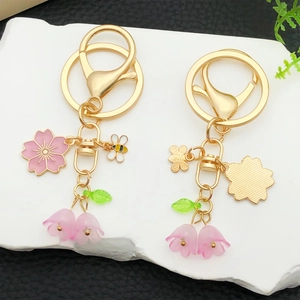 Anhänger für Taschen mit Kirschblüte und Biene in Gold mit Maiglöckchen im Farbverlauf