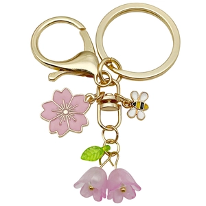 Eleganter Gold-Schlüsselanhänger mit Kirschblüte und Biene als Taschenanhänger