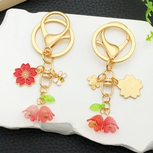 Schlüsselanhänger mit Kirschblüte und Biene sowie Maiglöckchen-Anhängern in Gold