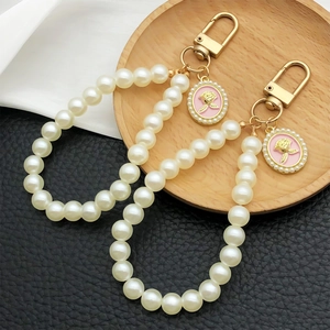 Porte-clés Élégant En Fausses Künstliche Perles Avec Pendentif Rose En Relief Nœud Papillon Émail Alliage D'or Bijou De Sac Cadeau Femme