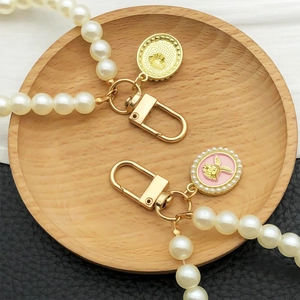 Porte-clés élégant en perles avec pendentif lapin doré et détail de médaillon floral