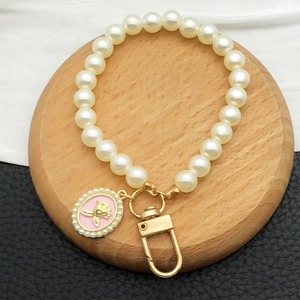 Porte-clés élégant en perles avec médaillon rose rose et fermoir mousqueton doré