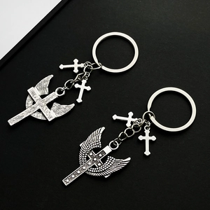 Details der Flügeldings- und Kreuz-Schlüsselanhänger aus antikem Silber mit Metalltextur