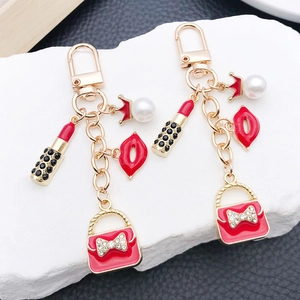 Porte-clés de Mode en Alliage Avec Rouge à Lèvres Lèvres Sac à Main Künstliche Perle Couronne Pour Femmes Bijoux Plaqués Or