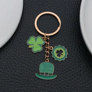 Glücksbringer Schlüsselanhänger zum St. Patricks Day mit grünem Kleeblatt und Hut