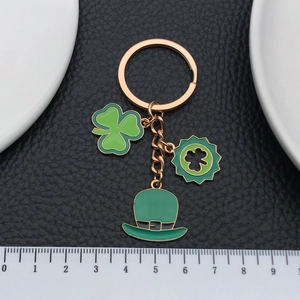 Goldener St. Patrick's Day Schlüsselanhänger mit Kleeblatt und grünem Zylinder-Anhänger