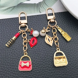 Porte-clés élégant avec pendentifs sac à main et rouge à lèvres en alliage doré et émail