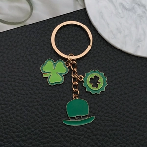 Detail eines St. Patrick's Day Schlüsselanhängers mit grünem Kleeblatt und Hut