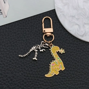 Porte-clés dinosaure en émail jaune et squelette sur un fond en cuir de qualité