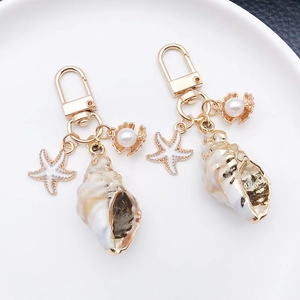 Porte-clés en U style marin avec conque en résine étoile de mer et perle de culture