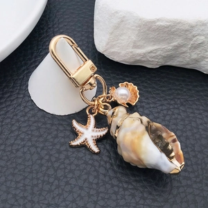 Porte-clés nautique avec coquillage étoile de mer et perle sur cuir noir élégant