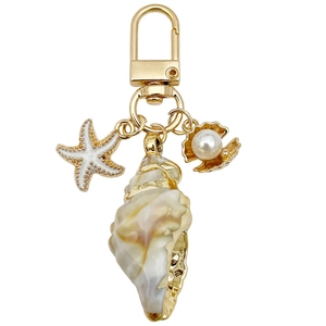 Porte-clés océan doré minimaliste avec breloques coquillage, étoile de mer et perle