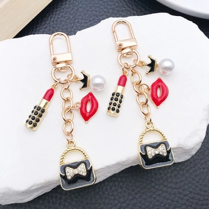 Porte-clés en Alliage de Zinc Mode Avec Pendentifs Rouge à Lèvres Lèvres Couronne Sac à Main Émail Künstliche Perle Bijou de Sac Cadeau Femme