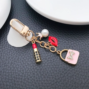Porte-clés avec breloques sac à main rose et rouge à lèvres avec couronne de perles
