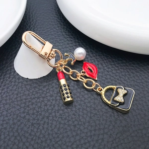 Porte-clés doré avec charms lèvres, rouge à lèvres, sac à main et perle pour sac à main