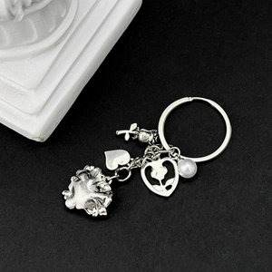 Porte-clés vintage en argent avec cœur en cristal violet et fleur de rose sur fond noir