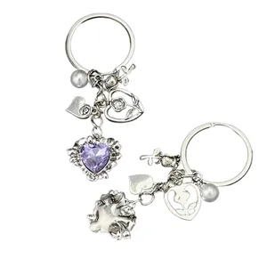Porte-clés en métal argenté avec cristal coeur violet, rose et perle d'imitation