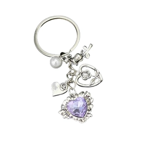 Vue détaillée du porte-clés cœur argenté avec cristal violet et breloques de rose