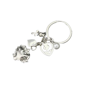 Détail du porte-clés en métal argenté vintage avec pendentifs cœur rose et perles